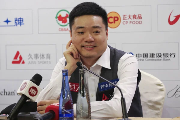 Ding Junhui Της Κίνας Φοιτά Συνέντευξη Τύπου Μετά Την Ήττα — Φωτογραφία Αρχείου