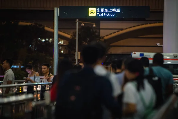 Passagiere Warten Einer Langen Schlange Taxistand Terminal Des Internationalen Flughafens — Stockfoto