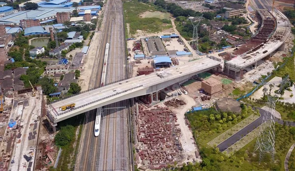 18000トンの箱桁の橋が鉄道の上で120度回転しており ナンニン市の高速道路にドッキングするために 南中国の広西庄自治区 月2018 — ストック写真