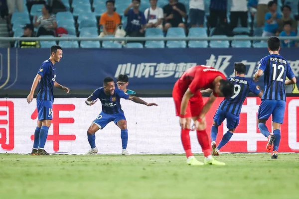 Brazilský Fotbalista Alex Teixeira Jiangsu Suning Střed Slaví Jeho Spoluhráč — Stock fotografie