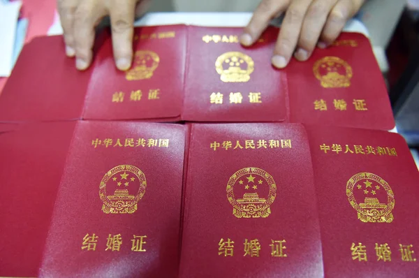 Chinese Worker Displays Marriage Certificates Civil Affairs Office Chaohu City — Stock Photo, Image