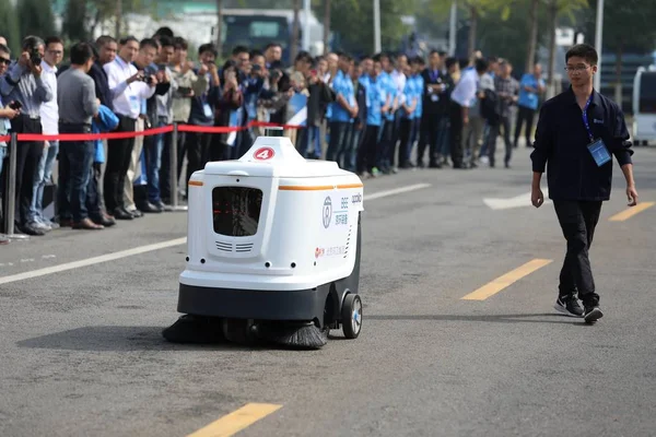 Autonomiczny Pojazd Sanitarny Jazdy Opracowany Przez Bezzałogową Platformę Jazdy Baidu — Zdjęcie stockowe