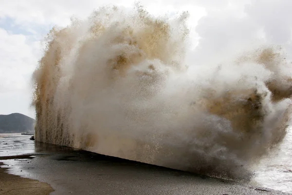 Огромные Волны Приливной Волны Вызванной Тайфуном Трами Тайфуном Года Прорвались — стоковое фото