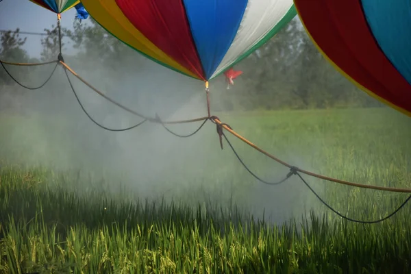 Китайский Фермер Ван Шаньцзюнь Распыляет Пестициды Посевы Помощью Опрыскивателей Подвешенных — стоковое фото