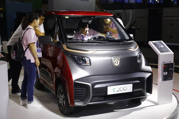 Visitatori Cinesi Vedono Provano Auto Elettrica Compatta Baojun E200 Sgmw — Foto Stock