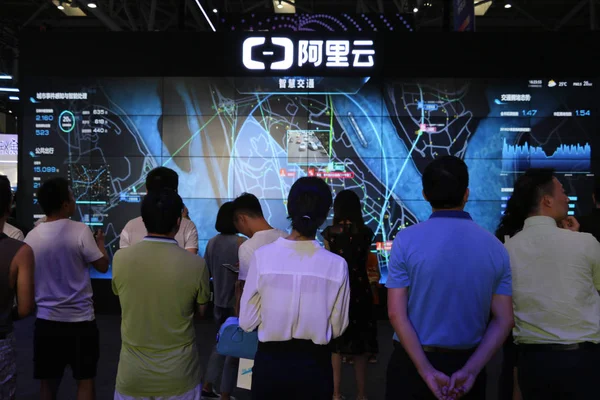 People Visit Stand Aliyun Com Alicloud Online Cloud Computing Unit — Stock Photo, Image