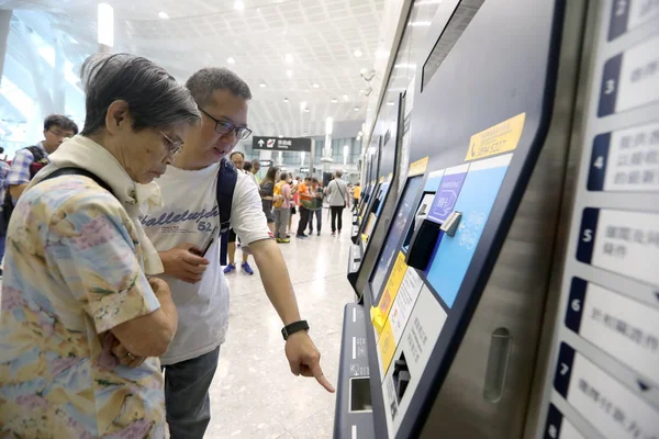 Gente Visita Estación Tren West Kowloon Guangzhou Shenzhen Hong Kong — Foto de Stock