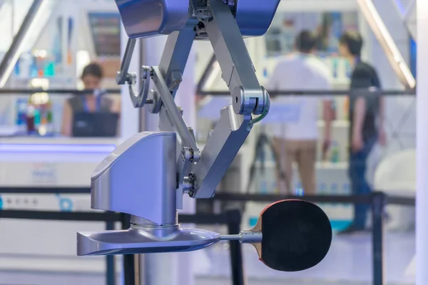 Bir Ziyaretçi Pongbot Geliştirilen Siasun Bir Masa Tenisi Robot Ile — Stok fotoğraf
