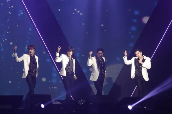 Члены Южнокорейской Бойз Группы Est Выступают Время Концерта Double You — стоковое фото