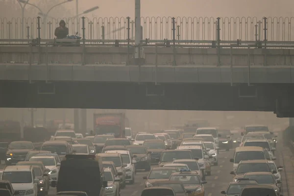 Masas Vehículos Mueven Lentamente Bajo Puente Durante Las Horas Pico — Foto de Stock