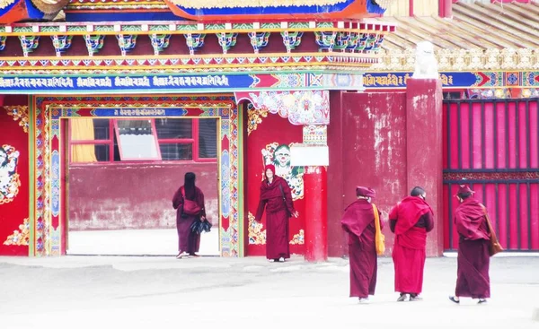 この時代遅れの写真では 中国南西部の四川省 ガルゼチベット自治区バイユ郡のヤケン オルギアン寺院として知られるヤルチェン ガー修道院で修道女が見られます — ストック写真