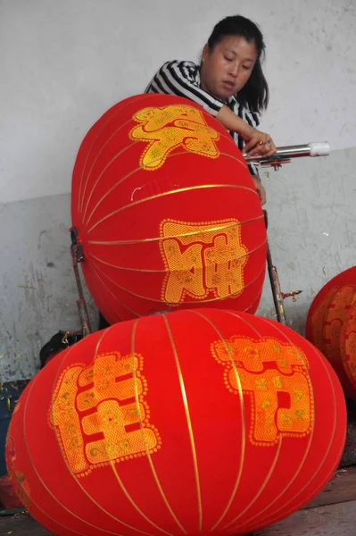 Des Travailleurs Chinois Fabriquent Des Lanternes Rouges Pour Prochaine Fête — Photo