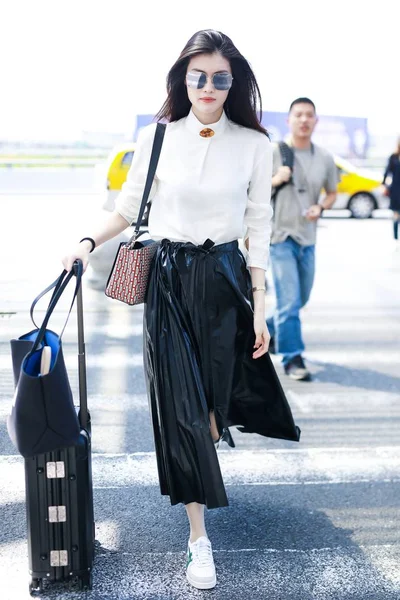 Chinees Model Sui Hij Hij Sui Arriveert Bij Shanghai Hongqiao — Stockfoto