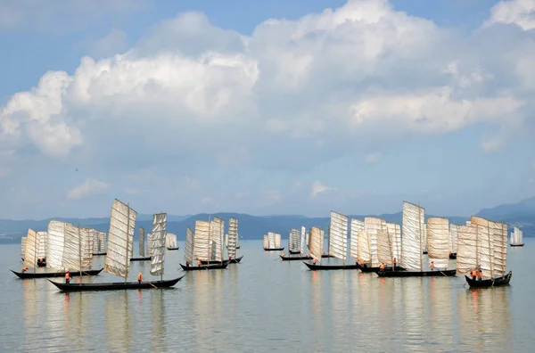 Barche Pesca Lasciano Porto Riprendere Pesca Mentre Lago Dianchi Entra — Foto Stock