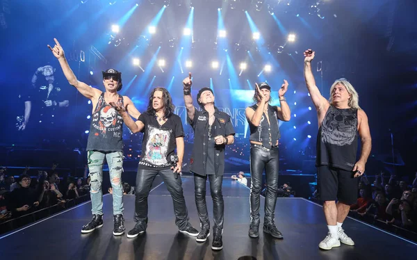 2018年11月21日 德国摇滚乐队蝎子在中国上海举行的 疯狂世界巡回演唱会 音乐会上表演 — 图库照片