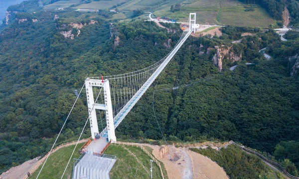 Vista Aérea Uma Ponte Suspensa Fundo Vidro Que Abrange Comprimento — Fotografia de Stock