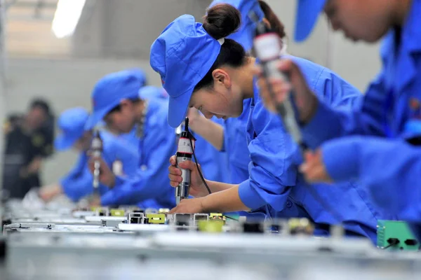 Chinese Workers Produce Parts Liquid Crystal Displays Other Electronic Products — ストック写真