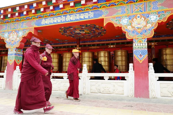 この時代遅れの写真では 中国南西部の四川省 ガルゼチベット自治区バイユ郡のヤケン オルギアン寺院として知られるヤルチェン ガー修道院で修道女が見られます — ストック写真