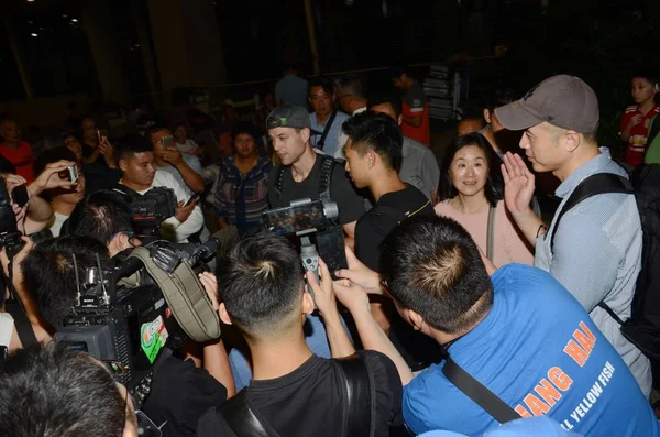 为中国篮协上海鲨鱼队效力的美国篮球运动员杰默 弗雷德特抵达中国上海浦东国际机场时 受到了球迷的欢迎 — 图库照片