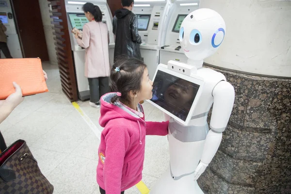 Una Joven Interactúa Con Una Recepcionista Robot Llamada Xiaoman Sala —  Fotos de Stock