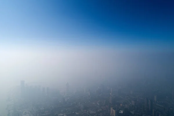 Eine Luftaufnahme Von Wolkenkratzern Dichten Nebel Der Stadt Wuhan Der — Stockfoto