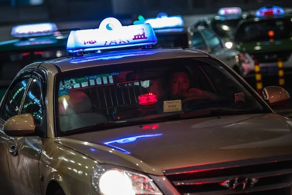 Los Taxis Hacen Cola Para Recoger Los Pasajeros Puesto Recogida —  Fotos de Stock