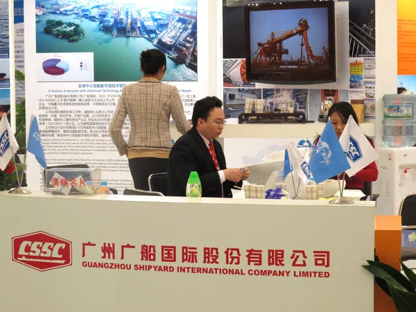 Människor Besöker Stand Guangzhou Skeppsvarv International Company Limited Utställning Shanghai — Stockfoto