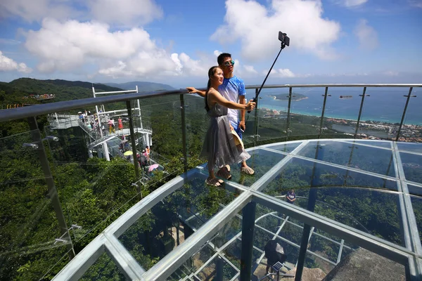Turister Posera För Bilder Sightseeing Plattform 400 Meter Långa Glas — Stockfoto