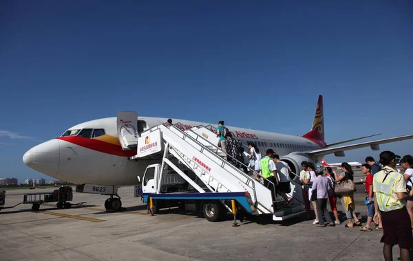 Passageiros Embarcam Avião Jato Hainan Airlines Grupo Hna Aeroporto Internacional — Fotografia de Stock