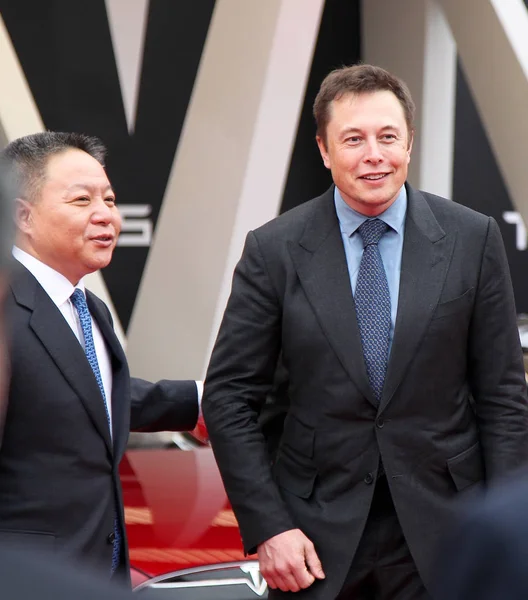 Tesla Ceo Elon Musk Prawo Jest Zdjęciu Podczas Ceremonii Dostawy — Zdjęcie stockowe