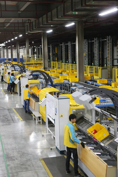 Chinesische Arbeiter Sortieren Pakete Die Größtenteils Aus Dem Online Einkauf — Stockfoto