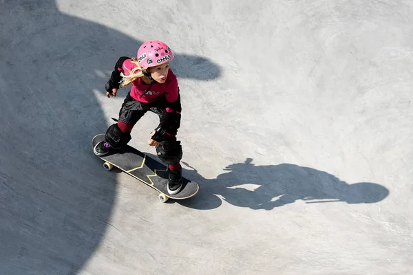 Jogador Compete Jogo Final Feminino Durante Campeonato Mundial Skate Park — Fotografia de Stock