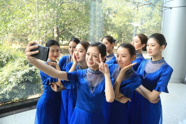 Voluntários Chineses Vestindo Cheongsam Qipao Posam Para Selfies Antes Próxima — Fotografia de Stock