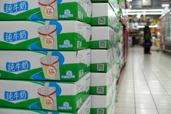 Cartoni Latte Puro Yili Sono Vendita Supermercato Shanghai Cina Marzo — Foto Stock