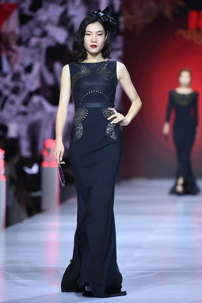 Model Displays New Creation Xifuhui Fashion Show 2018 Beijing Fashion — Stock Photo, Image