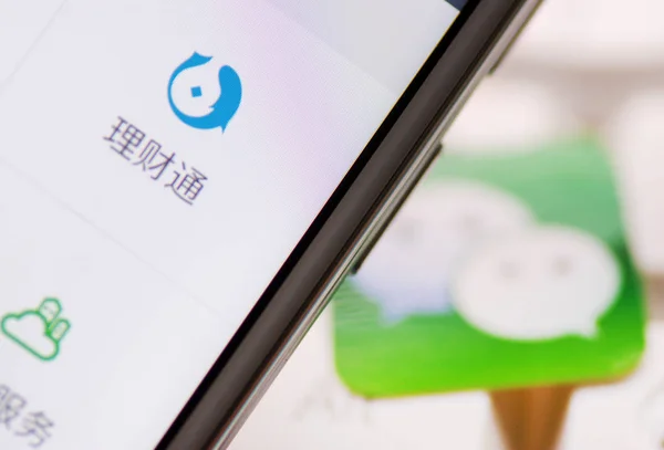 Ein Handynutzer Nutzt Die Licaitong Die Vermögensverwaltungsplattform Von Tencent Auf — Stockfoto