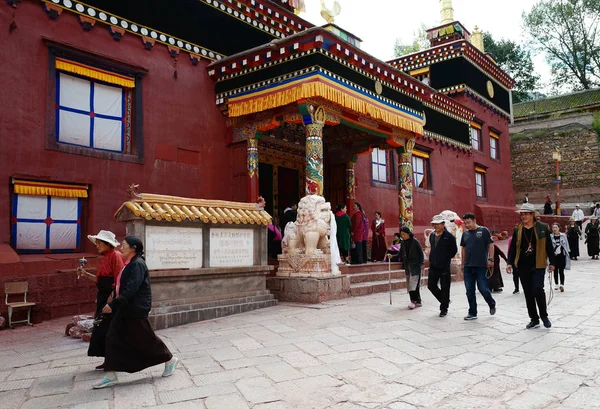 Local Tibetan People Tourists Walk Dege Sutra Printing House Dege — Stock Photo, Image