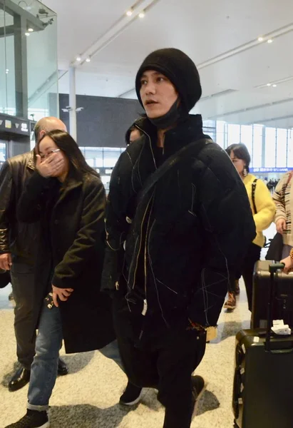 Actor Cantante Chino Aloys Chen Kun Abandona Aeropuerto Internacional Shanghai — Foto de Stock