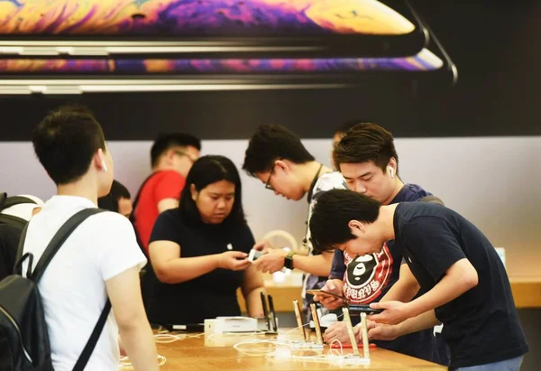 Chinesische Kunden Testen Iphone Und Max Smartphones Flagship Store Des — Stockfoto