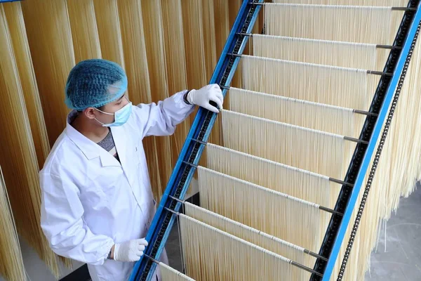 Chinese Werknemer Onderzoeken Productie Van Droge Noedels Een Voedsel Fabriek — Stockfoto