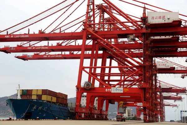 Caminhão Transporta Contêiner Descarregado Navio Cais Porto Lianyungang Cidade Lianyungang — Fotografia de Stock