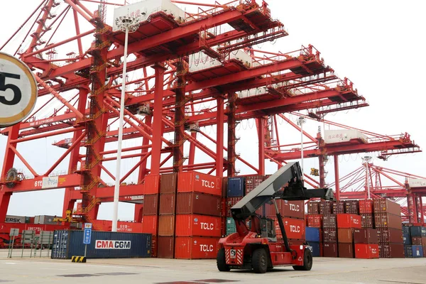 Een Vrachtwagen Vervoert Een Container Gelost Van Een Schip Een — Stockfoto