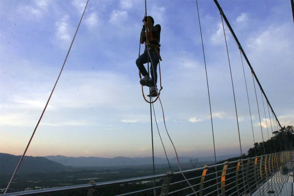Spider Man Pracowników Sprawdzić Najdłuższym Szklanym Dnie Mostu Guangdong Górze — Zdjęcie stockowe
