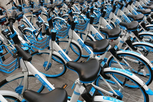 Ποδήλατα Των Κινεζικών Ποδηλάτων Μοιραμένος Υπηρεσία Hellobike Παρατάσσονται Έναν Δρόμο — Φωτογραφία Αρχείου