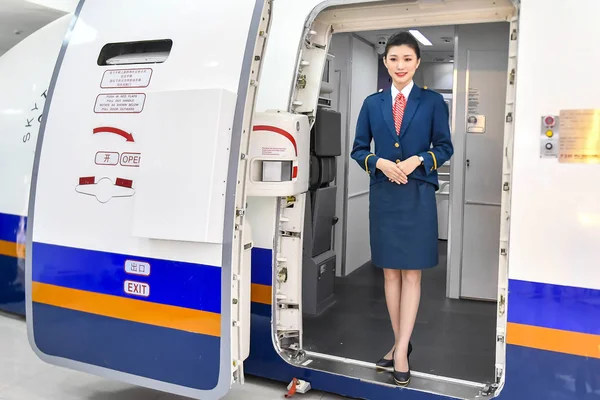 Auxiliar Vuelo China Southern Airlines Presenta Uniforme Durante Una Jornada — Foto de Stock