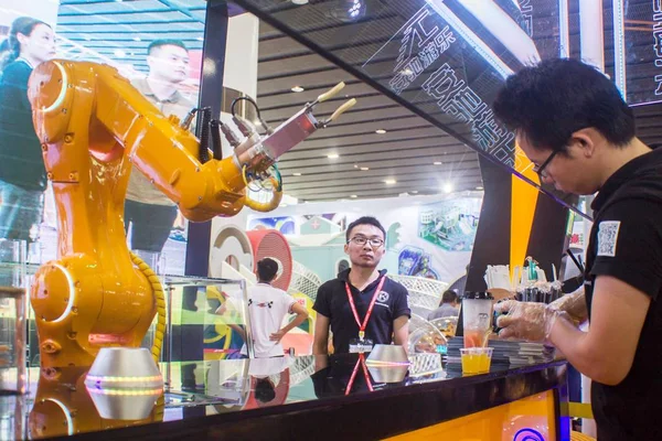 Brazo Robot Operado Por Programa Hace Una Taza Frutas Durante — Foto de Stock