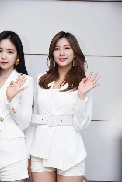 左とああ 若い韓国の女の子グループ Apink 2018 日台北 Apink アジア ツアー 2018 コンサートの記者会見に出席します — ストック写真
