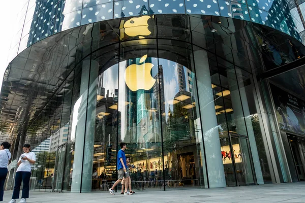 Pedestrians Walk Apple Store Shanghai China August 2018 — Stock Photo, Image