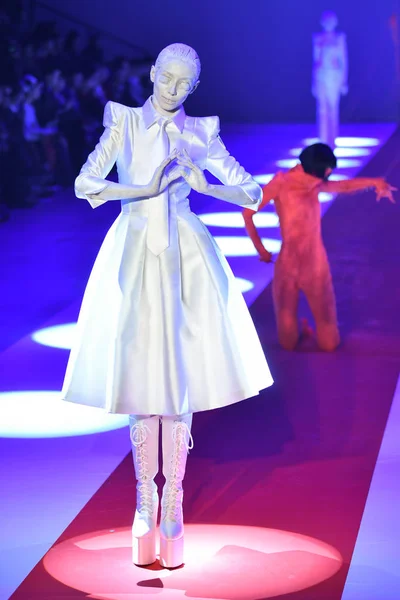 Mannequin Présente Une Nouvelle Création Défilé Mode Sheguang Lors Fashion — Photo
