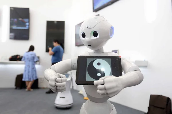 Robot Provádí Taichi Nebo Shadowboxing Před 2018 Světovou Umělou Výzvědovou — Stock fotografie